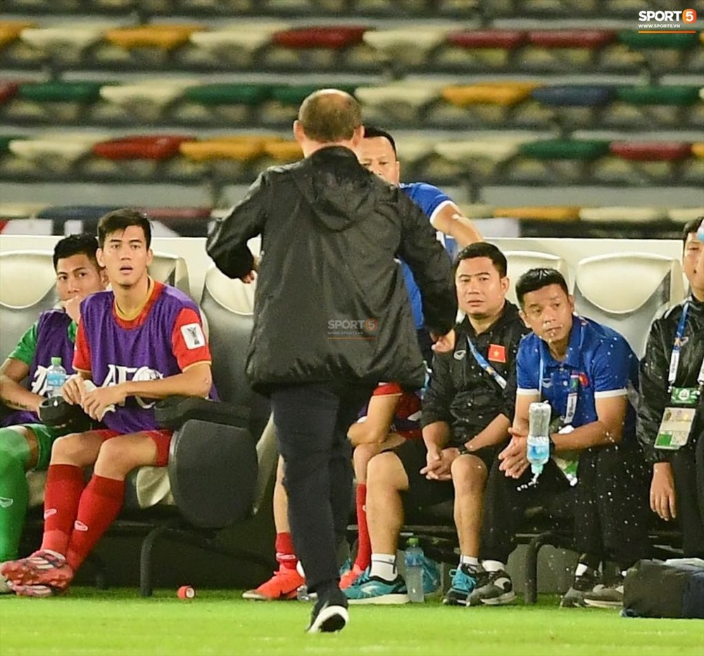 HLV Park Hang-seo đá tung chai nước.