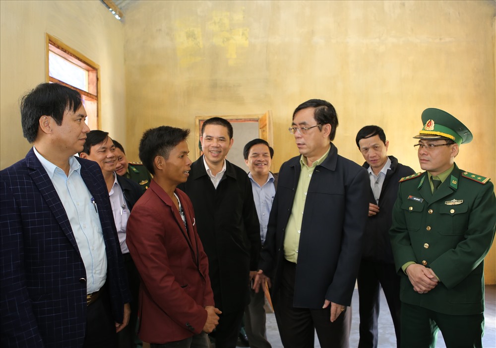 Ông Nguyễn Đức Chính - Chủ tịch UBND tỉnh Quảng Trị (thứ 3 từ phải sang) chúc mừng anh Hồ Văn Minh (người được hỗ trợ xây dựng nhà). Ảnh: Hưng Thơ.