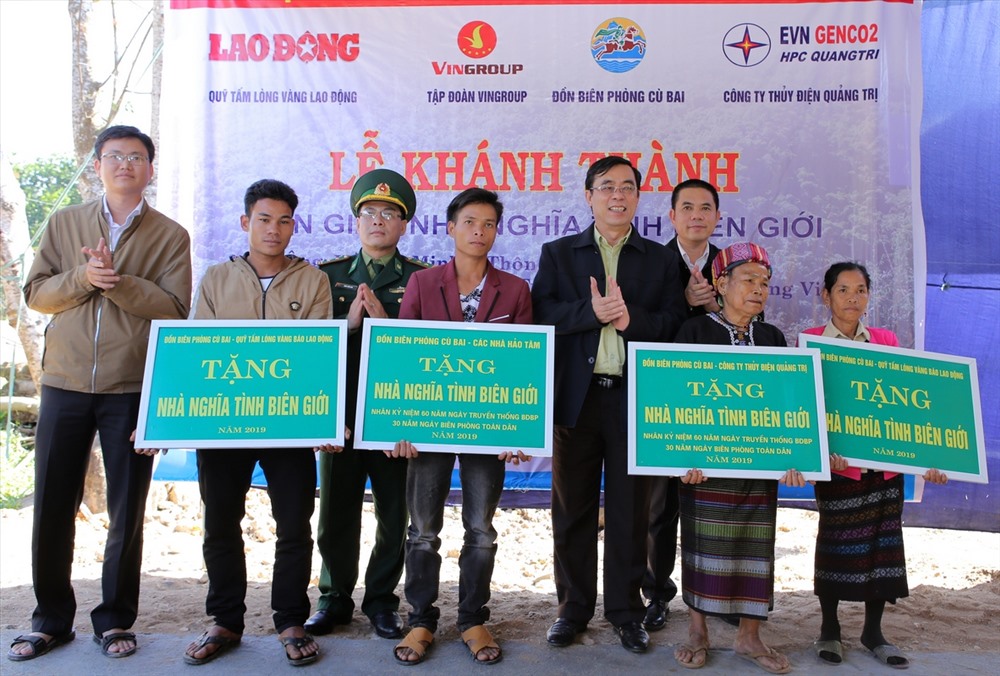 Ngoài khánh thành, bàn giao 1 ngôi nhà vừa mới hoàn thành, 4 ngôi nhà còn lại cũng được xúc tiến và sẽ bàn giao trước dịp Tết Nguyên đán. Ảnh: Hưng Thơ.