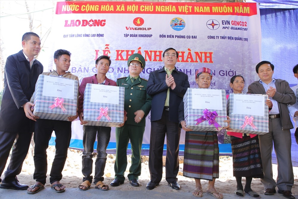 Tại lễ khánh thành, UBND huyện Hướng Hóa trao tặng quà gồm chăn và tiền mặt cho các hộ được hỗ trợ xây dựng nhà tình nghĩa. Ảnh: Hưng Thơ.