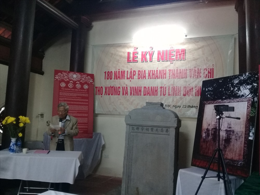 Nhà giáo Nguyễn Trà, hậu duệ của TS Nguyễn Văn Lý bên bia Văn chỉ Thọ Xương.