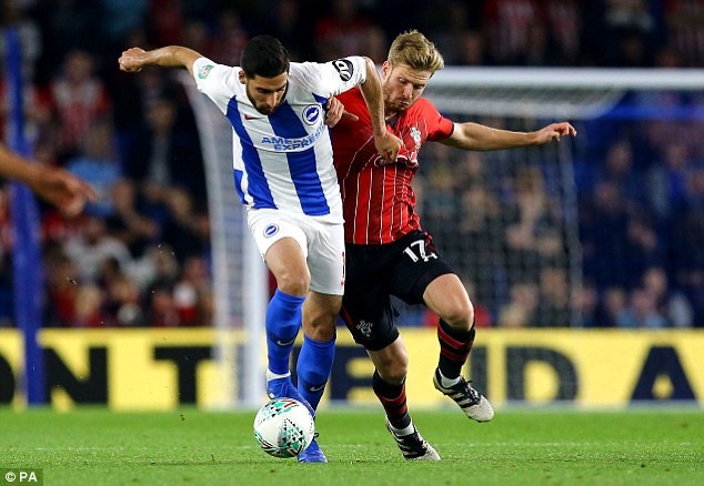 Alireza Jahanbakhsh (trái) trong 1 trận đấu khoác áo Brighton ở Premier League. Ảnh: PA