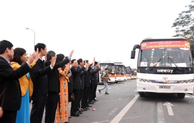 Lãnh đạo Tổng LĐLĐVN, TP. Hà Nội, LĐLĐ TP. Hà Nội... tiễn CNLĐ về quê đón Tết. Ảnh: Xuân Trường