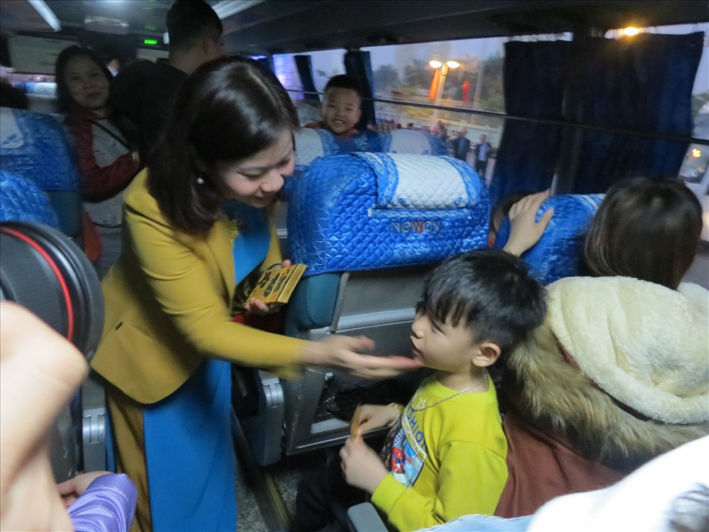 Chủ tịch LĐLĐ TP. Hà Nội Nguyễn Thị Tuyến lên xe lì xì cho con CNLĐ và chúc các CNLĐ thượng lộ bình an. Ảnh: Hải Nguyễn