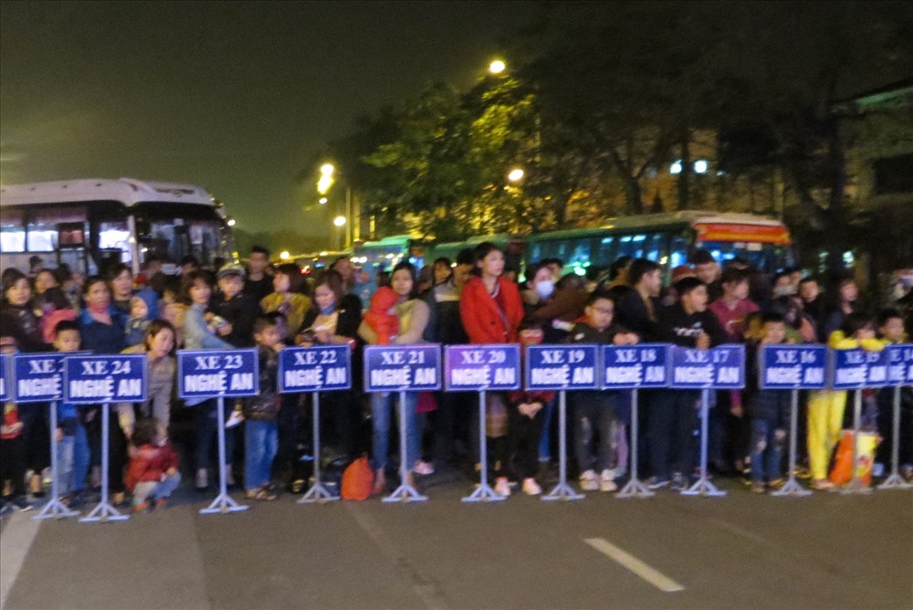 Các CNLĐ cùng người nhà có mặt từ tờ mờ sáng đợi lễ tiễn CNLĐ về quê đón Tết. Ảnh: Xuân Trường