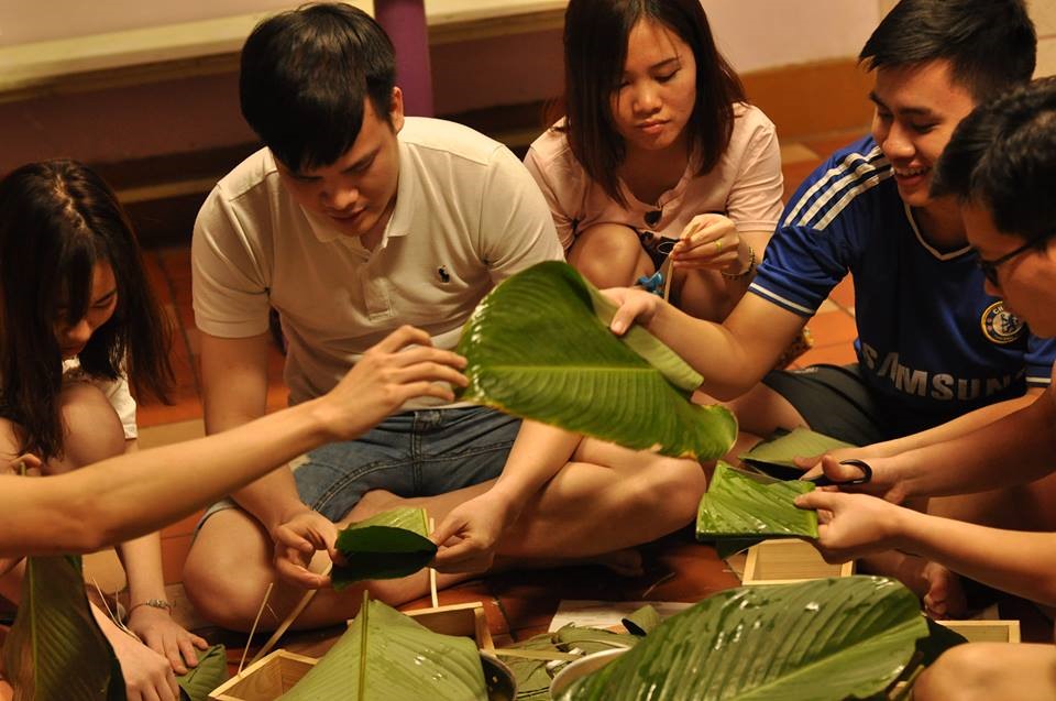 Gói bánh chưng vào những ngày cuối năm là hoạt động thường niên của các du học sinh tại Nga. Ảnh: NVCC