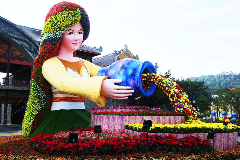 Nàng tiên xuân kiều diễm đang rót bình hoa tươi, trao sắc xuân căng tràn xuống trần thế