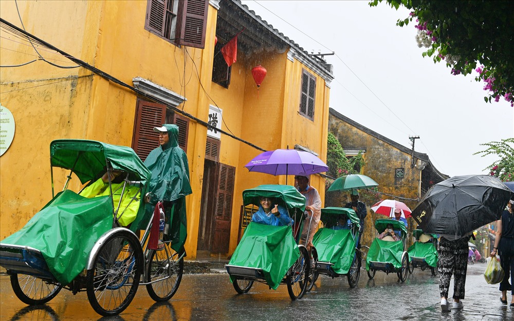 Mưa qua phố Hội.