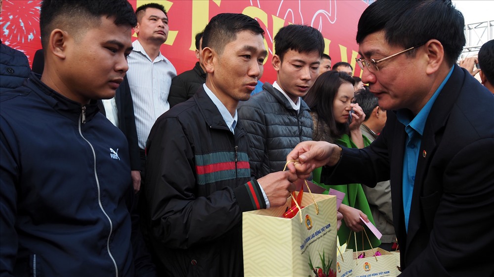 Chủ tịch Tổng LĐLĐ Việt Nam Bùi Xuân Cường tặng quà Tết sum vầy của TLĐ cho công nhân có hoàn cảnh khó khăn ở Quảng Ninh trước giờ lên xe về quê ăn Tết. Ảnh: T.N.D