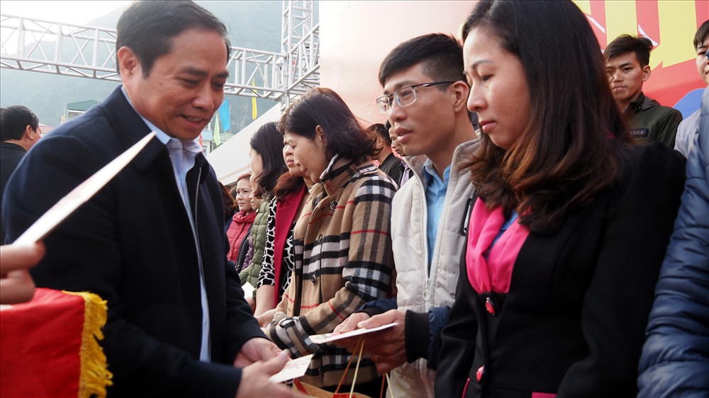 Trưởng Ban Tổ chức Trung ương Phạm Minh Chính tặng quà cho CNLĐ có hoàn cảnh khó khăn nhân dịp Tết Kỷ Hợi. Ảnh: T.N.D
