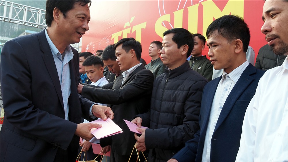 Bí Thư tỉnh ủy Quảng Ninh, ông Nguyễn Văn Đọc tặng quà CNLĐ về quê ăn Tết. Cũng trong dịp này, tỉnh Quảng Ninh tặng 300 suất quà cho CNLĐ tiêu biểu. Ảnh: T.N.D