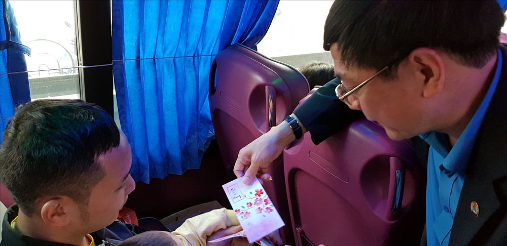 Chủ tịch TLĐ Bùi Xuân Cường lên từng chuyến xe thăm hỏi, mùng tuổi lì xì công nhân, thợ lò trước khi xe chuyển bánh đưa họ về các vùng quê ăn Tết. Ảnh: T.N.D