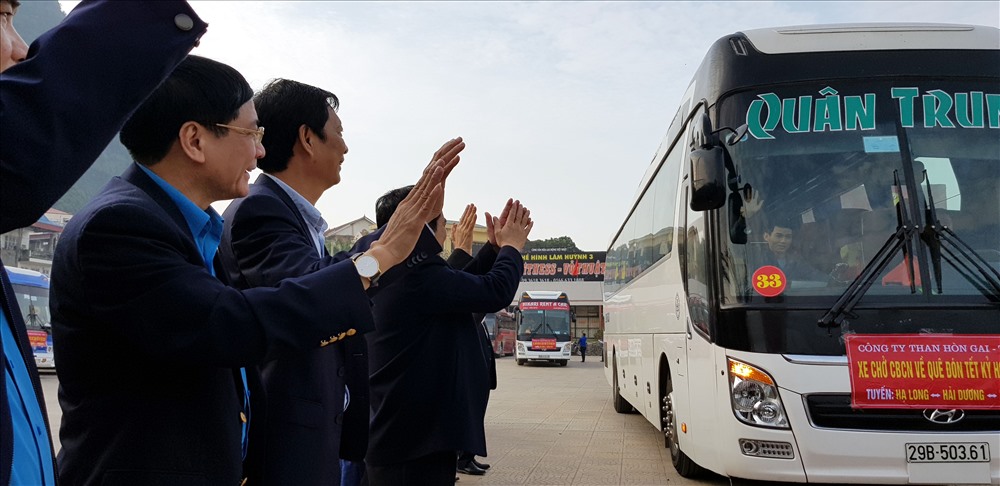 Lãnh đạo Ban Tổ chức Trung ương, Tổng LĐLĐ Việt Nam; lãnh đạo tỉnh Quảng Ninh và Tập đoàn TKV tiễn từng đoàn xe đưa công nhân về quê ăn Tết. Ảnh: T.N.D