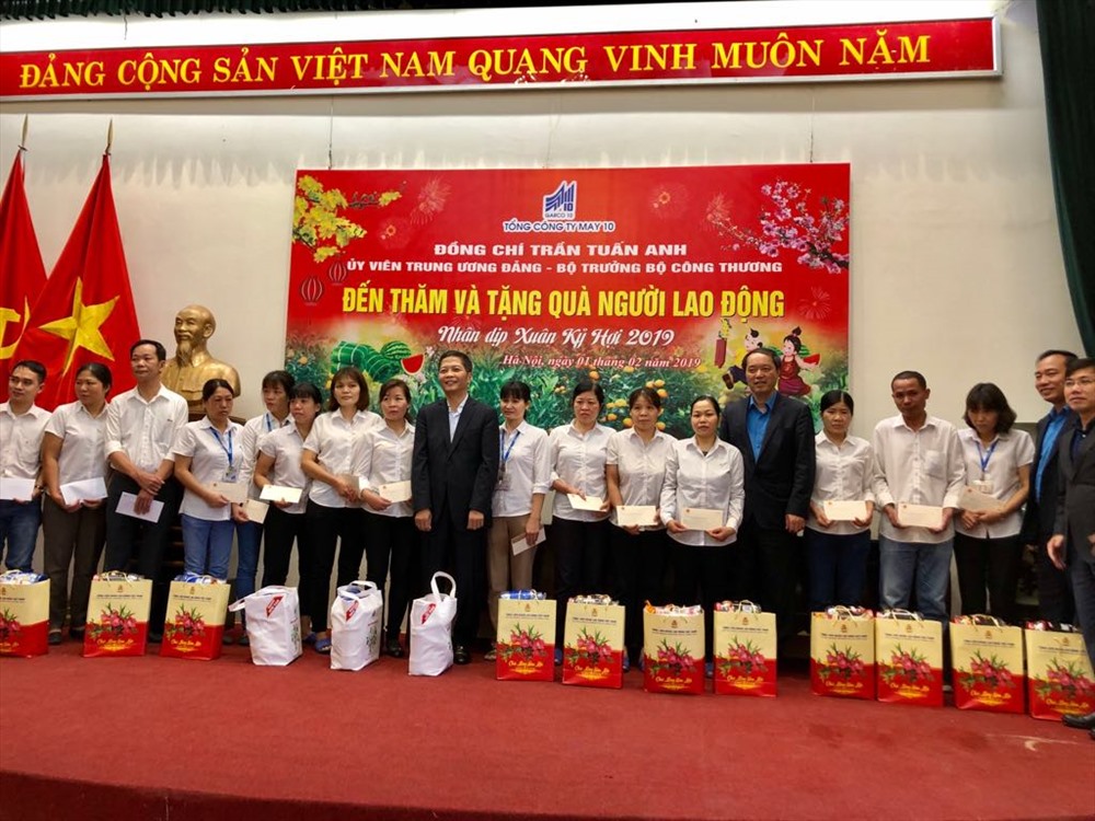Lãnh đạo Bộ Công thương, CĐ Công thương Việt Nam, CĐ Dệt May Việt Nam trao quà của Tổng LĐLĐN tới NLĐ có hoàn cảnh khó khăn. Ảnh: V.L