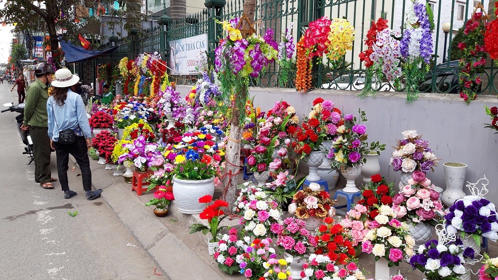 Cũng trên phố Trần Nguyên Hãn, hoa nhựa được bày bán rất bắt mắt.