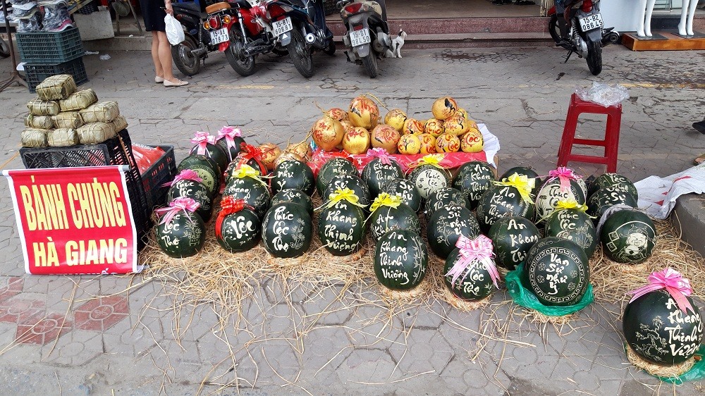 Dừa, dưa hấu được khắc chữ nghệ thuật và bánh chưng Hà Giang được bán trên phố Tôn Đức Thắng, phục vụ cho người dân chơi Tết.