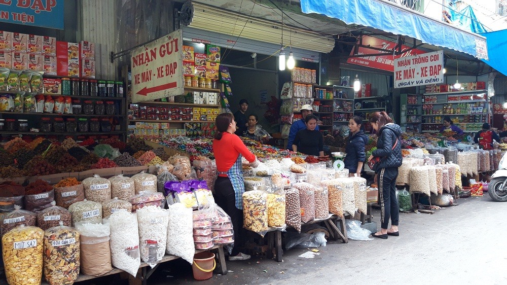 Gian hàng bán bánh kẹo, mứt các loại ở phố Tôn Thất Thuyết gần chợ Đổ.