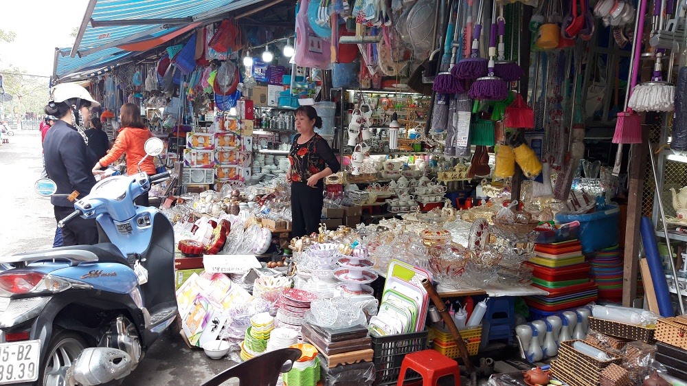 Cũng trên phố Tôn Thất Thuyết, mặt hàng bát đĩa, đồ dùng nhà bếp được người dân quan tâm mua sắm nhiều trong ngày gần Tết.