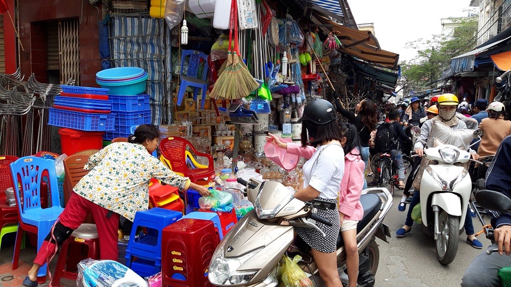 Sản phẩm bằng nhựa, lau dọn nhà cửa được người dân mua sắm nhiều tại phố Quang Trung.