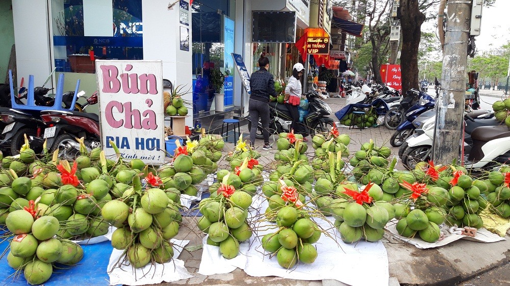 Tại ngã 3 phố Kí Con - Quang Trung, những buồng dừa tượng trưng cho may mắn ngày đầu năm được người dân mua về.