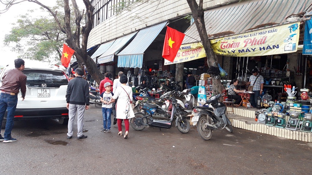 Chợ Sắt trên phố Quang Trung, người dân đến mua sắm các mặt hàng điện tử, âm thanh loa đài, mang âm thanh ngày Tết về gia đình.
