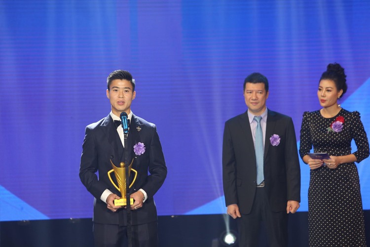 Duy Mạnh nhậng giải thưởng hình ảnh của năm tại Cúp chiến thắng 2018. Ảnh: Hải Đăng