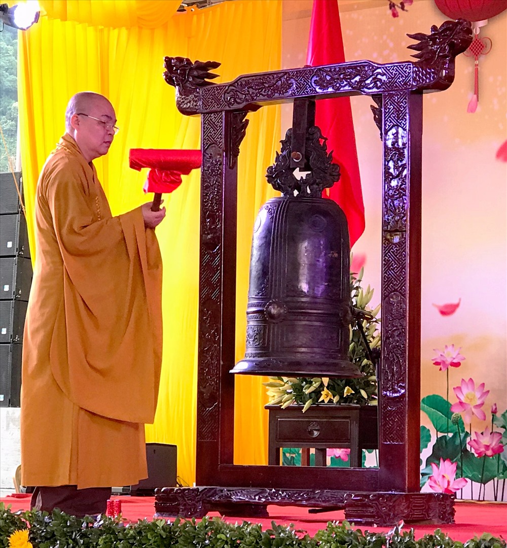 Hòa thượng Thích Thanh Nhiễu, Phó chủ tịch thường trực Hội đồng Trị sự Giáo hội Phật giáo Việt Nam, Trụ trì chùa Bái Đính đánh chuông khai hội. Ảnh: NT