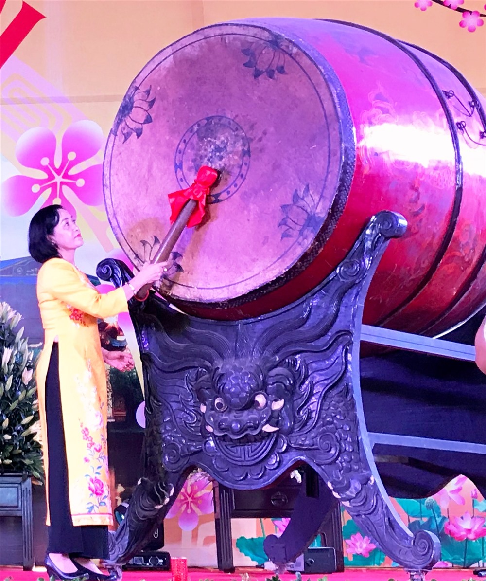 Bà Nguyễn Thị Thanh, Bí thư Tỉnh ủy Ninh Bình đánh trống khai hội. Ảnh: NT