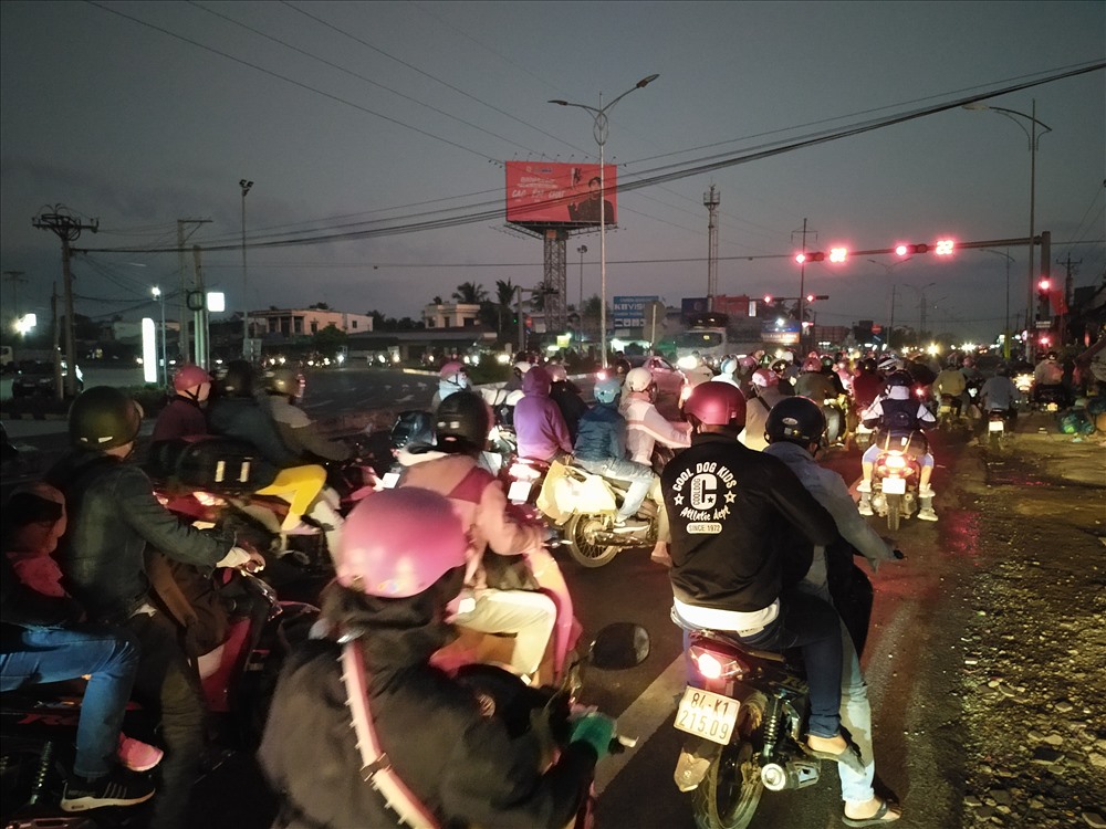 Lúc 5g30 sáng mùng 6 Tết trên QL1 đoạn qua tỉnh Tiền Giang.