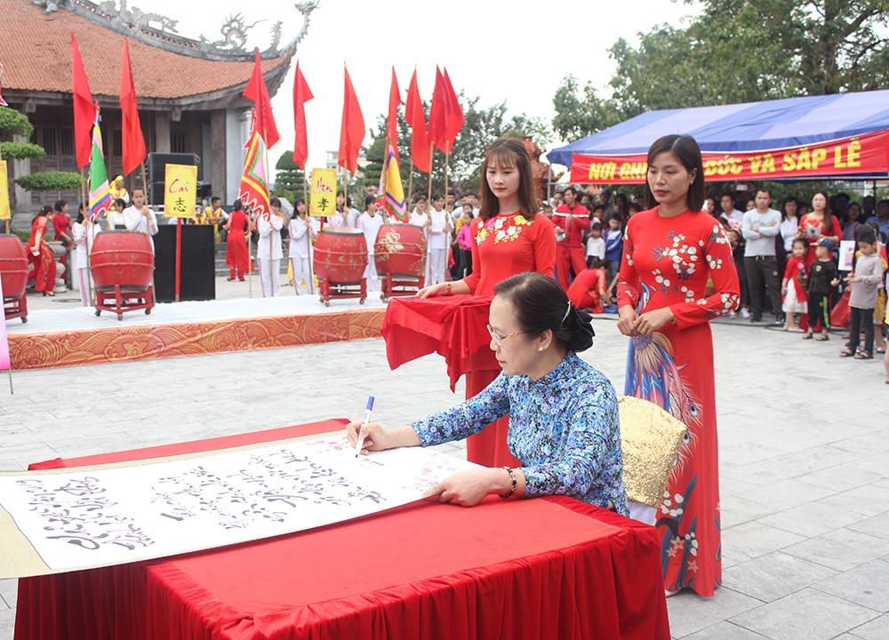 Bà Nguyễn Thị Nghĩa ký khai bút chủ đề năm 2019 của thành phố.