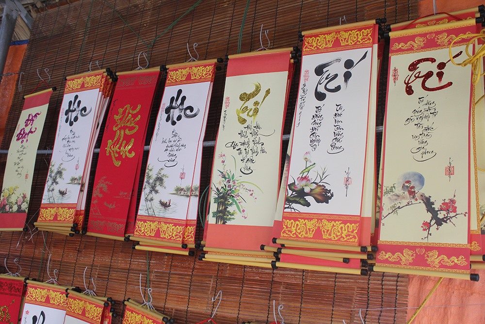 Những bức tranh chữ được trưng bày tại buổi lễ.