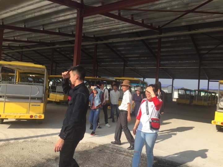 Dù năng nóng nhưng nhiều bạn trẻ vẫn rất hứng khởi khi được về chùa tham quan, vãn cảnh.