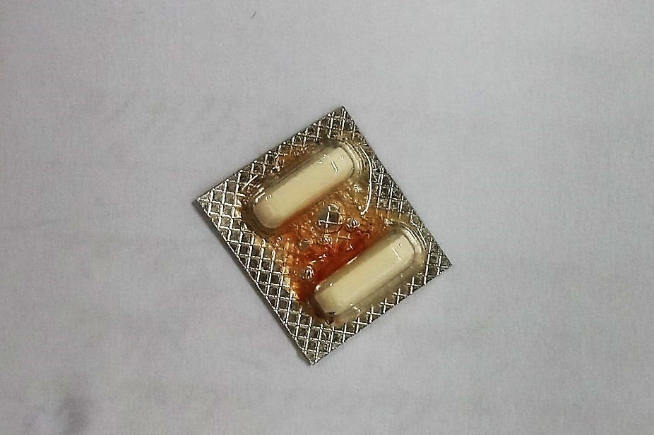 Vỉ thuốc được các bác sỹ gắp ra có kích thước khoảng 2 x 2,5cm