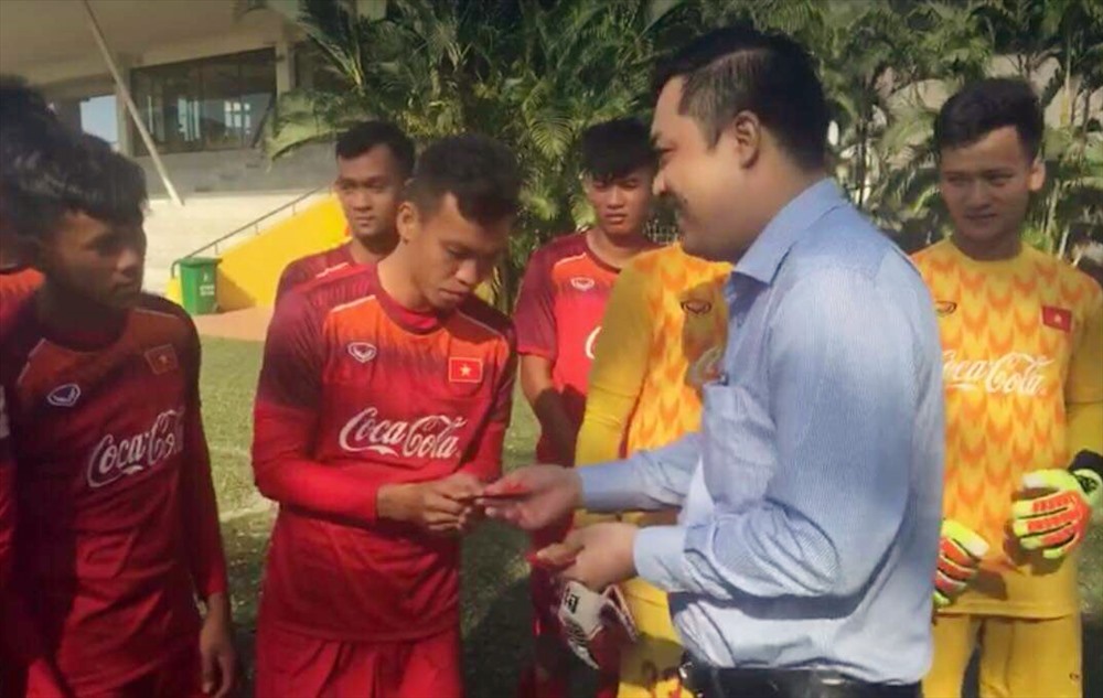 PCT Cao Văn Chóng đại diện lãnh đạo VFF thăm, động viên và tặng lì xì may mắn đầu năm mới ĐT U22 Việt Nam. Ảnh: VFF