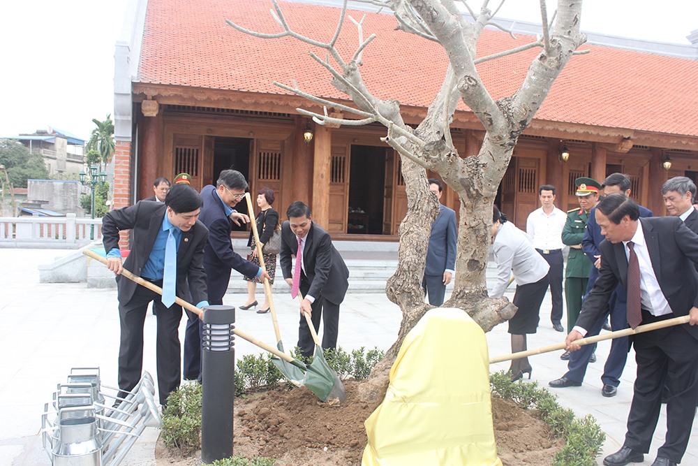 Chủ tịch Tổng LĐLĐ VN Bùi Văn Cường và các lãnh đạo TP.Hải Phòng trồng cây lưu niệm tại đền thờ lãnh tụ Nguyễn Đức Cảnh.