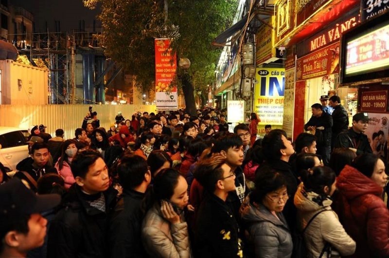 Nhiều người xếp hàng chờ mua vàng trong ngày vía Thần tài bất chấp thời gian, thời tiết.