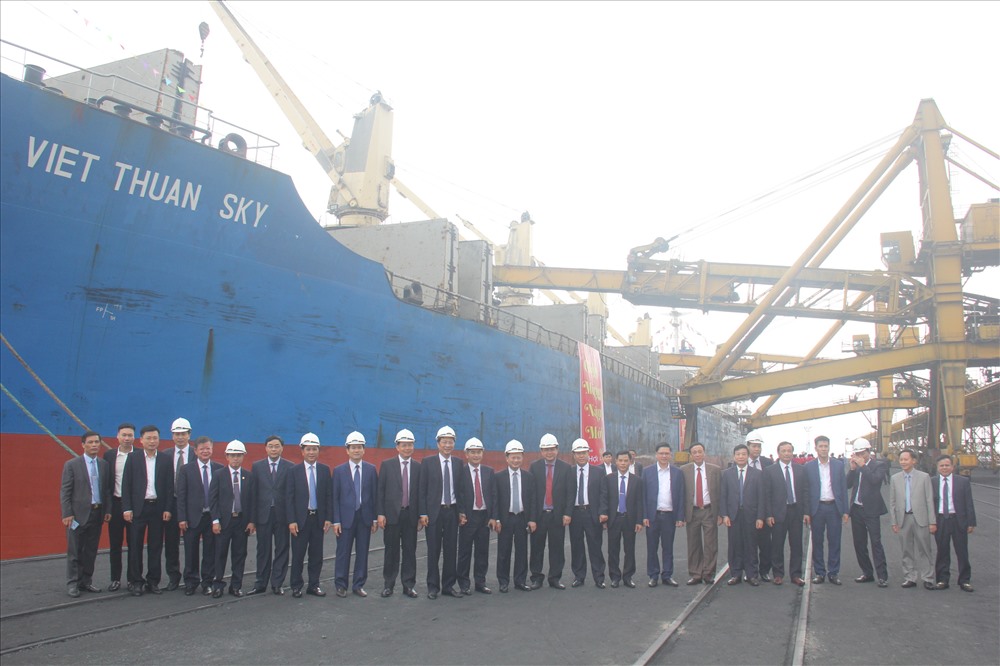 Lãnh đạo tỉnh Quảng Ninh và tập đoàn TKV ngày mùng 1 Tết đến động viên, khích lệ ngành than rót tấn than tiêu thụ đầu năm mới 2019. Ảnh: T.N,D