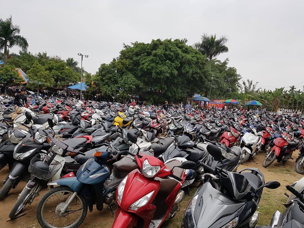 Xe máy đỗ kín bãi gửi xe gần đình Vĩnh Khê.