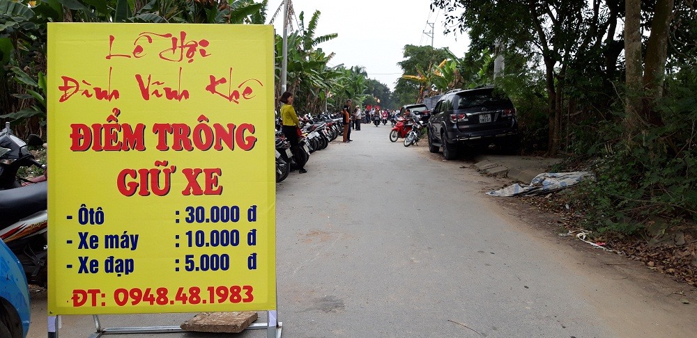 Giá trông xe tại lễ hội được niêm yết công khai.
