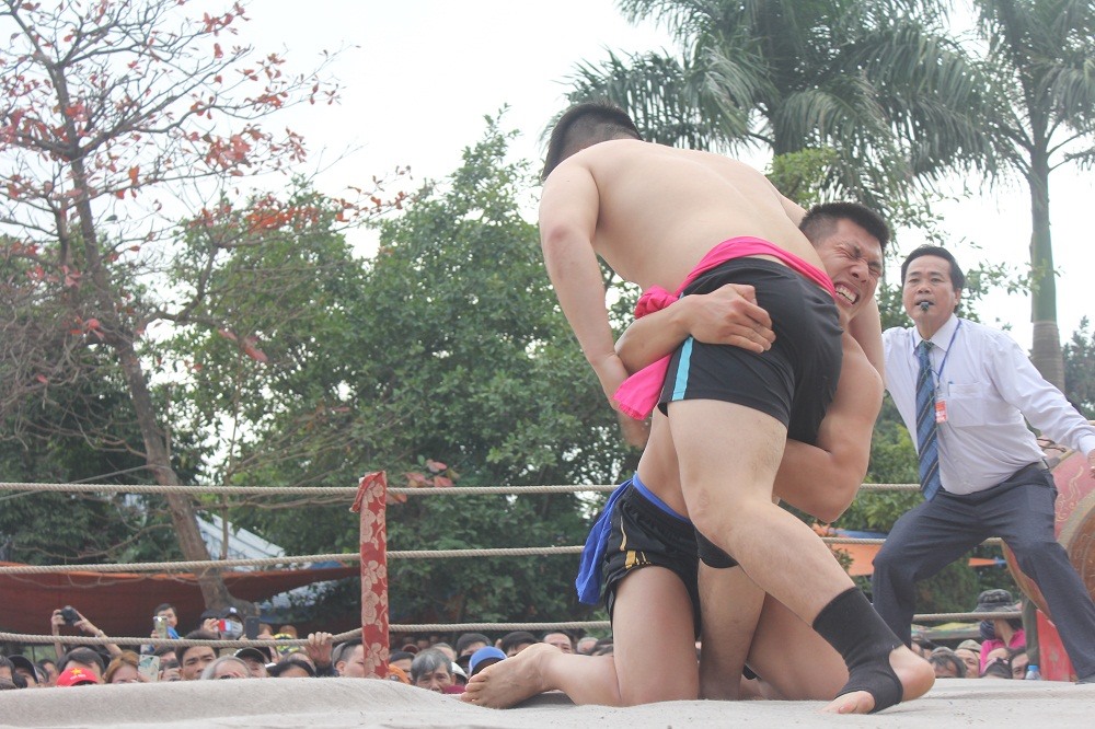 Đô vật Hoàng Văn Nam (đai xanh).