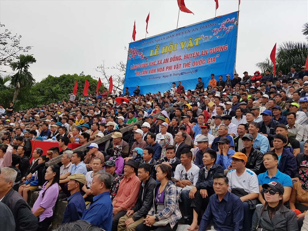 Hằng năm, cứ đến mùng 7 tháng giêng âm lịch, dân làng Vĩnh Khê lại mở hội để tưởng nhớ công ơn của các vị thành hoàng làng.
