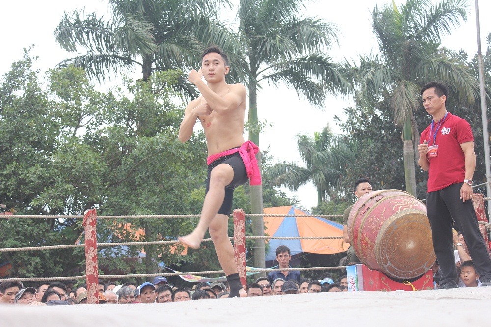 Một đô vật khởi động chào sân trước khi thi đấu.
