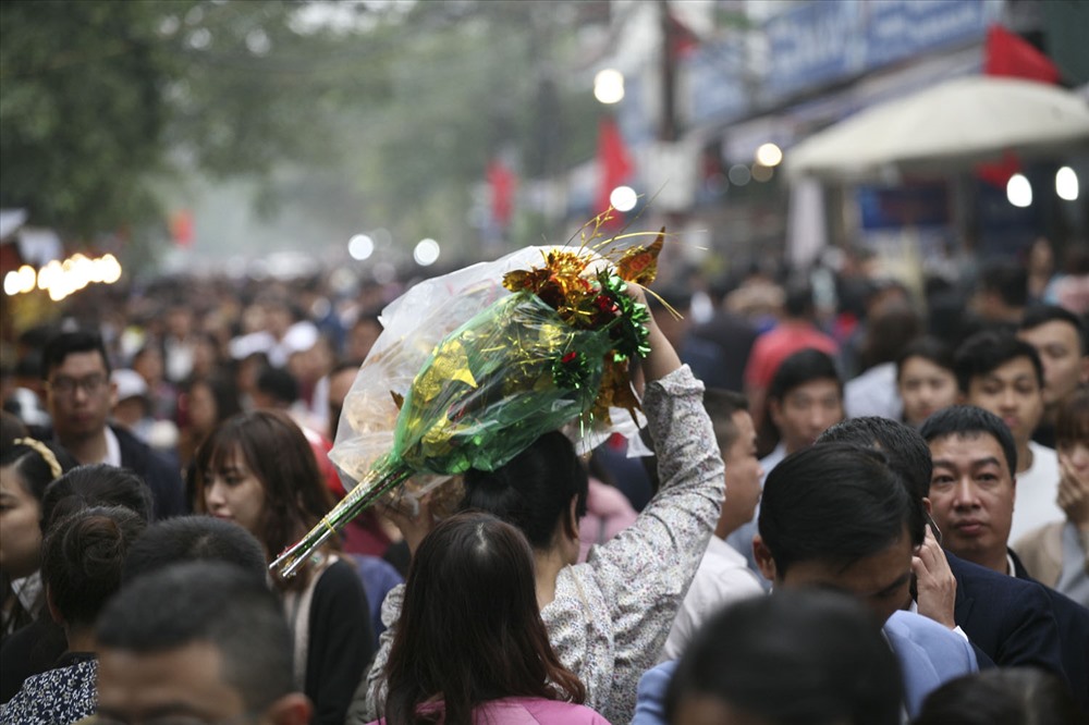 Cho đến tận trưa ngày mùng 7 tháng Giêng năm Kỷ Hợi (ngày 11.2), lượng người trở về đây vẫn không hề ngớt.