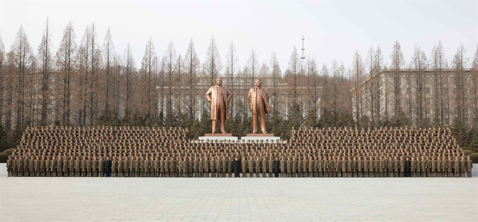 Ông Kim Jong-un và các tướng lĩnh chụp ảnh chung trước bức tượng của các cố lãnh đạo Kim Nhật Thành và Kim Jong-il. Ảnh: KCNA-Yonhap.