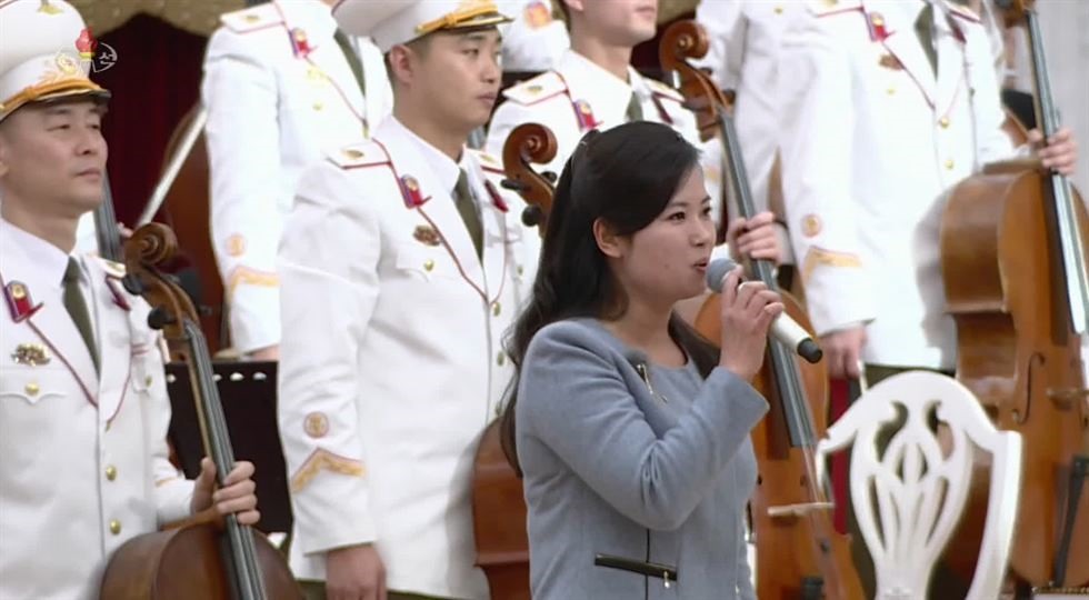 Ca sĩ Hyon Song-wol - lãnh đạo nhóm nhạc Samjiyon hát trong sự kiện. Ảnh: KCNA-Yonhap.