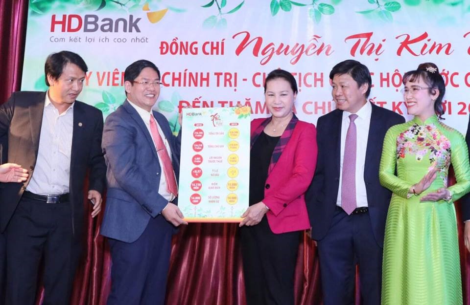 Ban lãnh đạo HDBank gửi tới Chủ tịch Quốc hội những con số kế hoạch mục tiêu đầy hy vọng của năm mới Kỷ Hợi 2019.