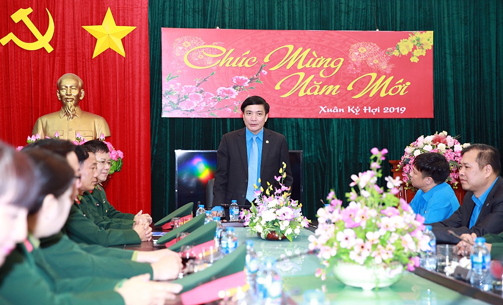 Chủ tịch Tổng LĐLĐVN Bùi Văn Cường thăm và chúc Tết Ban CĐ Quốc phòng.