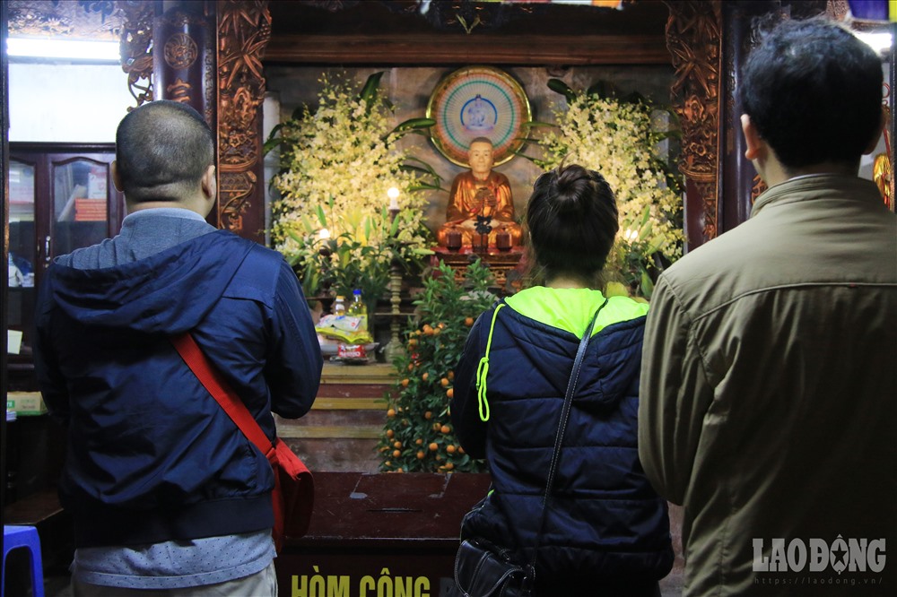Rất đông du khách, phật tử thập phương đổ về chùa Phúc Khánh (Hà Nội) hành lễ bái phật và đăng kí dâng sao giải hạn cầu bình an cho gia đình trong dịp đầu năm mới. 