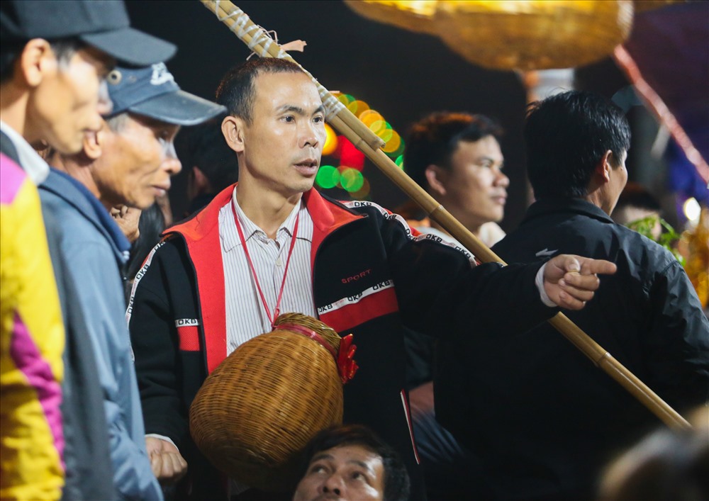 Càng về khuya, cảnh mua bán ở chợ Viềng càng diễn ra tập nập và sôi động, nhất là thời điểm sau 0h ngày 8 tháng Giêng Âm lịch.