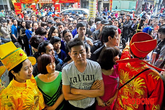 Chen nhau đi mua vàng ngày vía thần tài. Ảnh: Thành An